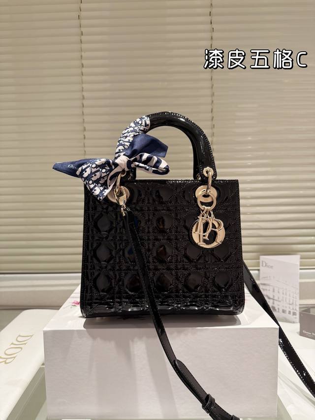 原单品质 漆皮 “原版k金五金 不掉色 ” |全套包装dior 迪奥戴妃包! 不好穿搭?? 这款戴妃包算是迪奥最经典的包包之一了吧!!很多人都因为觉得它太小不实 原单品质 漆皮 “原版k金五金 不掉色 ” |全套包装dior 迪奥戴妃包! 不好穿搭?? 这款戴妃包算是迪奥最经典的包包之一了吧!!很多人都因为觉得它太小不实