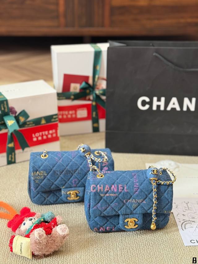 圣诞包装 配挂件 Chanel牛仔金球方胖子 香奶奶真的太会quan百了5~感觉一直在买买买的路上，这季的金球牛仔系列真的绝用复古感来形容ta最恰当~ #Cha