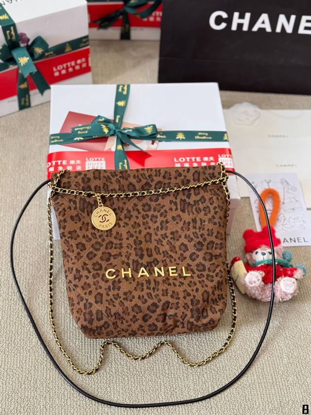 圣诞包装 配挂件 这款是时代的眼泪了吗？ #香奈儿包包size: 20*20Cm 小香家 迷你22Bag 缩小版22Bag 品得格外的俏皮可爱，依旧是小牛皮材质