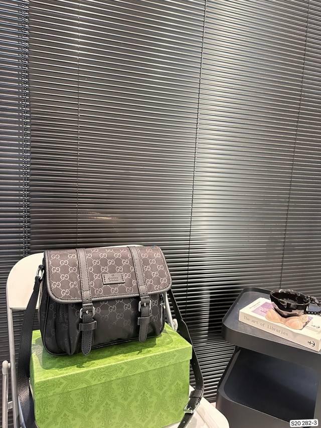 酷奇邮差 颜值很到位 任何风格都可轻松驾驭 男女皆可 尺寸：27 22 货号282-3