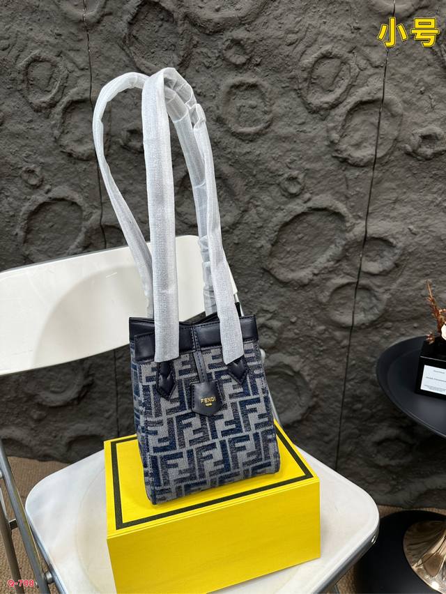 配折叠盒 芬迪fendi蓝色老花origami魔术包 高级感满满,八个隐藏式磁扣可以使手袋巧妙变身成手提袋或折叠成 Origami 折纸 风格的水桶包。一包两背 配折叠盒 芬迪fendi蓝色老花origami魔术包 高级感满满,八个隐藏式磁扣可以使手袋巧妙变身成手提袋或折叠成 Origami 折纸 风格的水桶包。一包两背