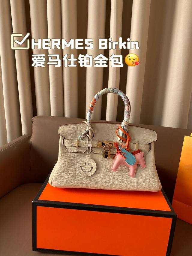 全套包装 Hermes Birkin 爱马仕铂金包 细节无敌完美 配色敲级耐看 完美适配穿搭 容量满分 上身优雅有气质 尺寸32*20 全套包装 Hermes Birkin 爱马仕铂金包 细节无敌完美 配色敲级耐看 完美适配穿搭 容量满分 上身优雅有气质 尺寸32*20