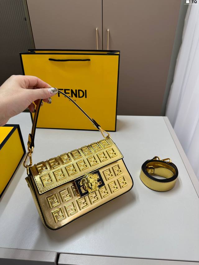 Fendi芬迪 范思哲联名款 法棍包 百搭经典 精致的一只 真的超级无敌巨可爱 仙气满满 小姐姐日常必入款 Tq尺寸22×12折叠盒 Fendi芬迪 范思哲联名款 法棍包 百搭经典 精致的一只 真的超级无敌巨可爱 仙气满满 小姐姐日常必入款 Tq尺寸22×12折叠盒