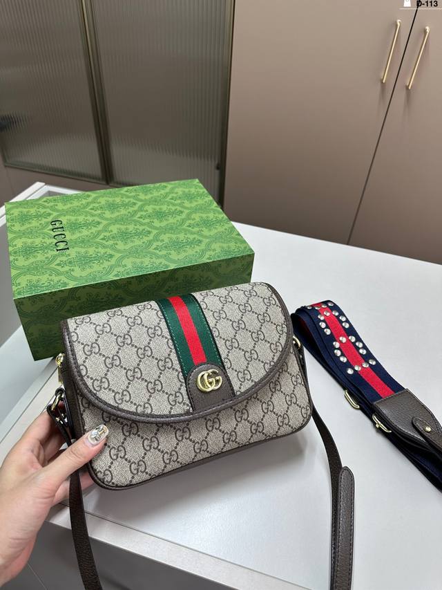 大 配宽肩带 酷奇gucci 邮差单肩包 大号双肩带，小号单肩带 复古优雅 满满的高级感 大小适中 容量感人 休闲正装皆可轻松驾驭 D-113尺寸23×15 1