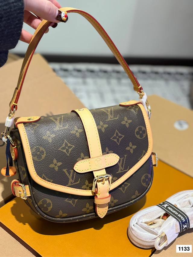 配全套 Size：20*16Cm L家 新款小号马鞍包 双子星 Samur 邮差包 小巧可爱实用百搭 搭配两条肩带哦！