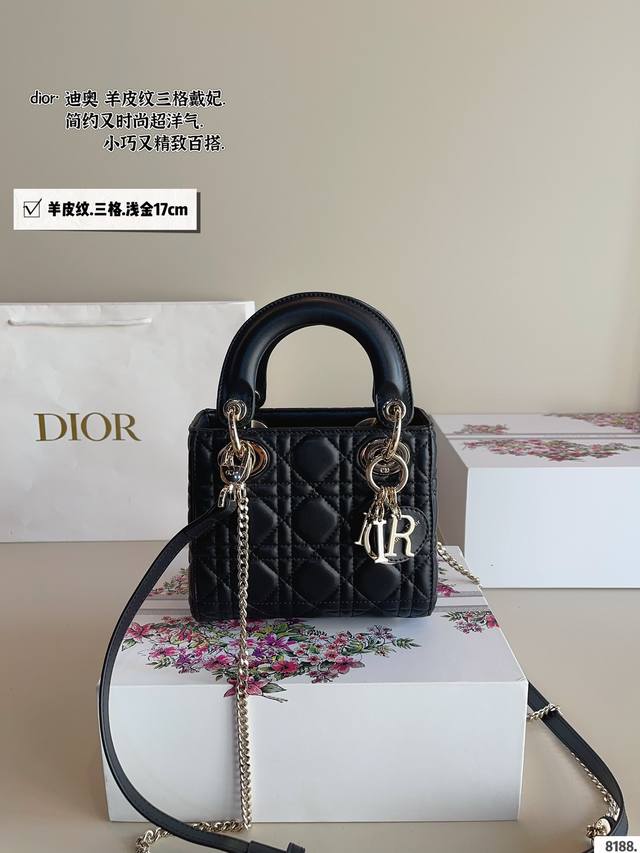 配礼盒. 迪奥dior 戴妃包 进口小羊皮 顶级原单 质感爆棚的美 上身真的太太太有质感啦 日常逛街不要太吸晴尺寸:17*8*14Cm 配礼盒. 迪奥dior 戴妃包 进口小羊皮 顶级原单 质感爆棚的美 上身真的太太太有质感啦 日常逛街不要太吸晴尺寸:17*8*14Cm