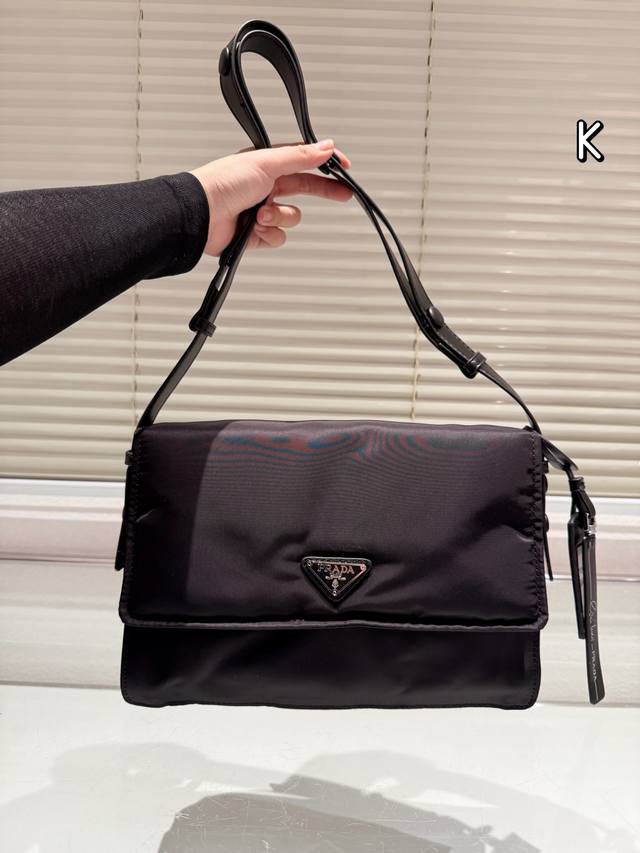 Prada 斜挎包 慵懒随性又好背 上身满满的惊喜 高级慵懒又随性 彻底心动的一只 Size：31.21Cm