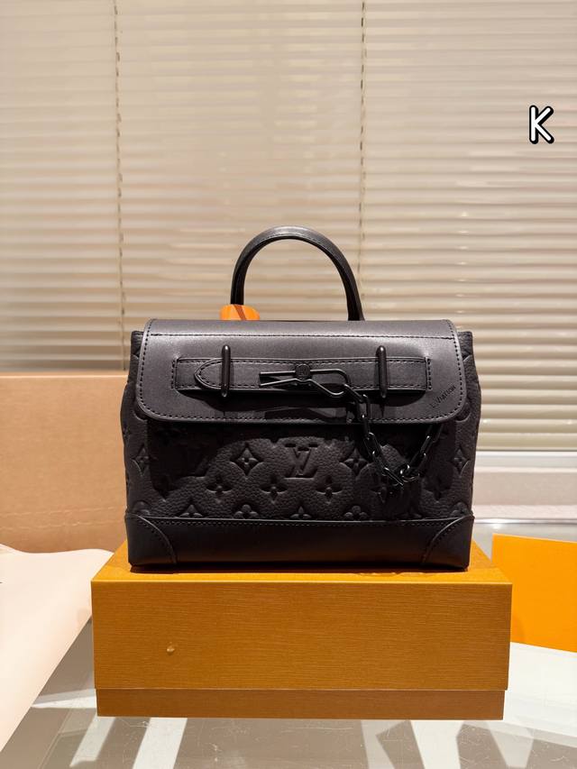 牛皮 男包分享lv 单肩包 目路易威登louisvuitton比起非常火。的双扣邮差包这一款lv男士单肩包可以说非常低调了國 尺寸: District Pm 老