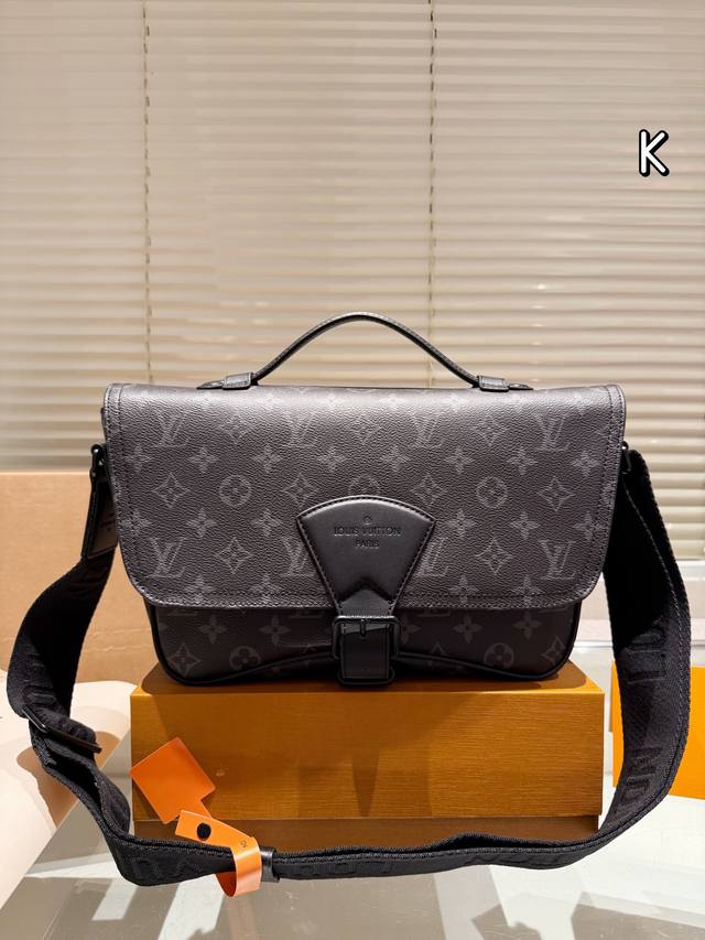 牛皮 男包分享lv 单肩包 目路易威登louisvuitton比起非常火。的双扣邮差包这一款lv男士单肩包可以说非常低调了國 尺寸: District Pm 老