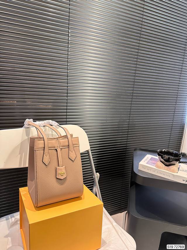 配折叠盒子 芬迪托特 最近两年,托特包这种包型越来越火,不再只为实用,更是很多时尚潮人们扮酷的利器。轻松打造度假氛围!尺寸:14.5 20 货号72769 配折叠盒子 芬迪托特 最近两年,托特包这种包型越来越火,不再只为实用,更是很多时尚潮人们扮酷的利器。轻松打造度假氛围!尺寸:14.5 20 货号72769