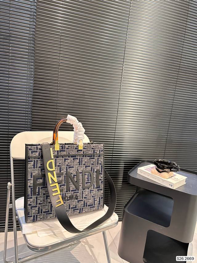 芬迪托特包，今年太流行了！这个包也巨美呀！包包容量很大 满足日常，都可以同时容纳的 ，万能百搭 不同风格都可以hold住 风衣搭配巨好看！ 尺寸 35 31 货