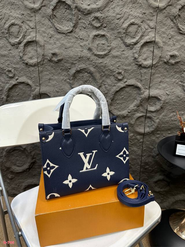 配折叠盒 Lv压花托特包 海军蓝系列 百搭实用 可甜可盐 又酷又飒。 逛街通勤,完全是可以驾驭的吖。 巨大袋身干净的外部线条 小号可手提可斜挎 尺寸25.20C 配折叠盒 Lv压花托特包 海军蓝系列 百搭实用 可甜可盐 又酷又飒。 逛街通勤,完全是可以驾驭的吖。 巨大袋身干净的外部线条 小号可手提可斜挎 尺寸25.20C