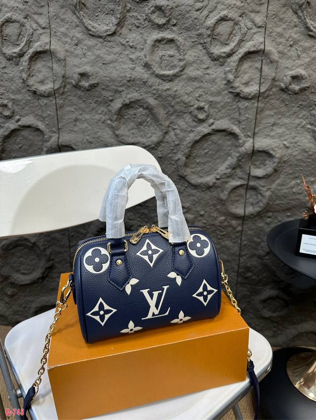 配折叠盒 Lv Speedy Bandouliere 20手袋出自崭新 Degrade系列,Monogram Empreinte 压纹皮革包身呈现缤纷色彩,为当 配折叠盒 Lv Speedy Bandouliere 20手袋出自崭新 Degrade系列,Monogram Empreinte 压纹皮革包身呈现缤纷色彩,为当