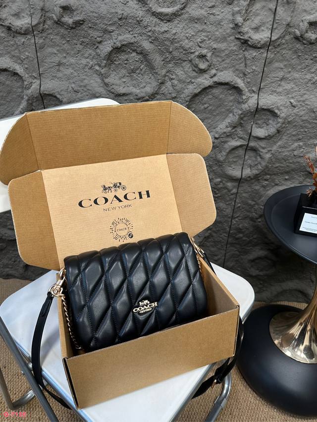 配礼盒 蔻驰12月新品可手提可单肩可斜挎 链条包 精致小包 蔻驰12月新品 Quinn Bag，羊皮纹刺绣搭配金色链条肩带多种搭配，不一样的风格。尺寸22.15