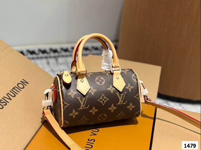 配盒 Size:16*10Cm L家 Ss Speedy Nano 代购渠道 台湾客定老花+五金+黄皮 肩带可以拆卸和调节长短哦! 配盒 Size:16*10Cm L家 Ss Speedy Nano 代购渠道 台湾客定老花+五金+黄皮 肩带可以拆卸和调节长短哦!