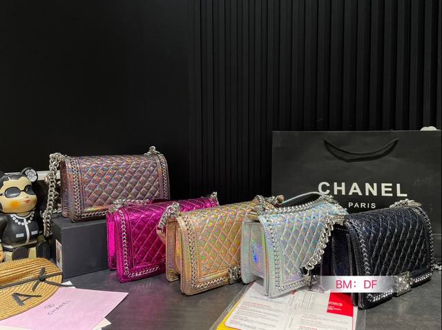 配折叠礼盒 Chanel Leboy 绝美珠光 渐变 编织菱格辣妈包 香奈儿 辣妈经典 集高端于一身 梦幻之作 Chanelleboy尽显女人气质 原版鎏金五金