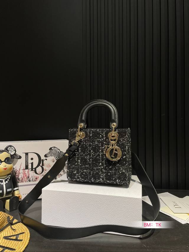 配折叠礼盒 迪奥dior 戴妃包 粗毛呢.腾格纹. 质感爆棚的美 上身真的太太太有质感啦 日常逛街不要太吸晴尺寸:20*9*17Cm 配折叠礼盒 迪奥dior 戴妃包 粗毛呢.腾格纹. 质感爆棚的美 上身真的太太太有质感啦 日常逛街不要太吸晴尺寸:20*9*17Cm