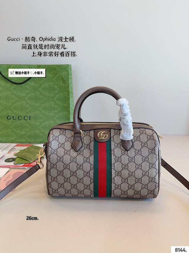 配礼盒. 酷奇gucci 波士顿枕头包 很酷很百搭 时尚潮流 任何搭配都能够轻松驾驭尺寸:31*16*19 26*13*16 22*11*1317*8*11Cm 配礼盒. 酷奇gucci 波士顿枕头包 很酷很百搭 时尚潮流 任何搭配都能够轻松驾驭尺寸:31*16*19 26*13*16 22*11*1317*8*11Cm