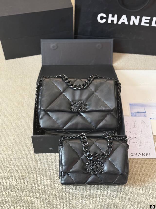 最能hold的住任何身段的搭配一定不会出错 Chanel19手袋口盖包[黑色] 轻盈绵柔质感山羊皮结合大菱格设计元素三种背法:斜挎、单肩、手提 链条拼接:古金、