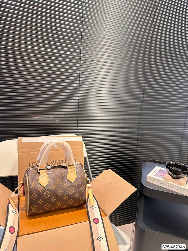 配飞机盒折叠盒子 Lv Speedy枕头包 火遍全球的爆款机场大包 机车女神包 明星同款 贵气而充满活力的品牌设计风格 细致而不粗糙.用完美搭配功力 衬托出你独