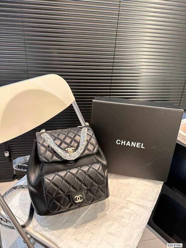 配折叠盒子 香奈儿双肩 Chanel23B! 香奶奶太会做双肩包了! 近几季的双肩都是声势浩大 依旧是我熟悉的复古感~只要时尚園有 Chanel在 双肩包再也不 配折叠盒子 香奈儿双肩 Chanel23B! 香奶奶太会做双肩包了! 近几季的双肩都是声势浩大 依旧是我熟悉的复古感~只要时尚園有 Chanel在 双肩包再也不