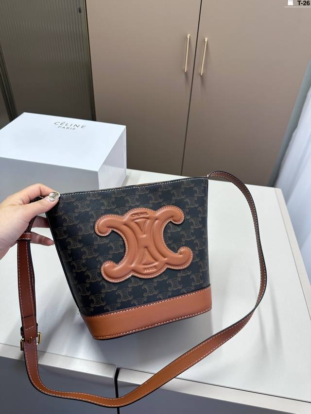 赛琳celine 凯旋门水桶包 复古优雅 满满的高级感 大小适中 容量感人 休闲正装皆可轻松驾驭 T-26尺寸18×21折叠盒