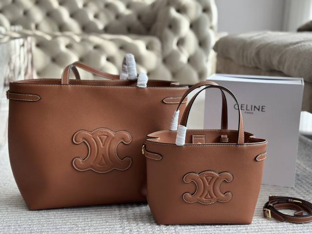 无盒 配盒 大小同价 Size：33*30Cm 21*20Cm Celine 24新款的托特包tote 今年的大包都很 喜欢~ 小号可手提可斜挎 焦糖色+纯黑色