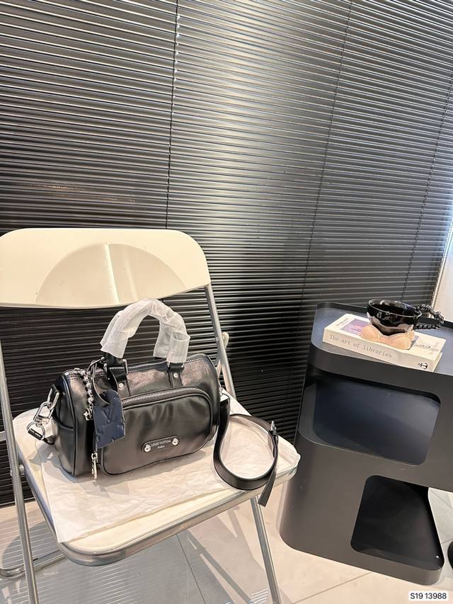 Lv Keepall枕头包 大气，休闲百搭，总之是可以驾驭通勤、休闲各种风格的包包，入手不亏。尺寸：25 15 货号13988