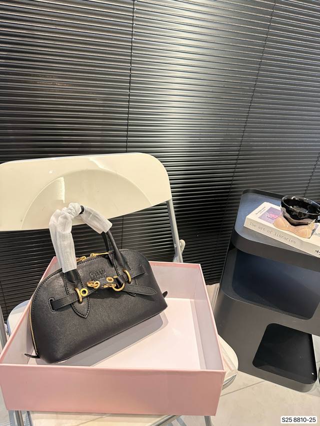 配盒子 缪缪贝壳 要么说今年miumiu确实“妖”呢 不得不承认miumiu现在的产品越来越受欢迎了，不仅仅女生的适龄段继续年轻化，男生的关注度也越来越高，而且