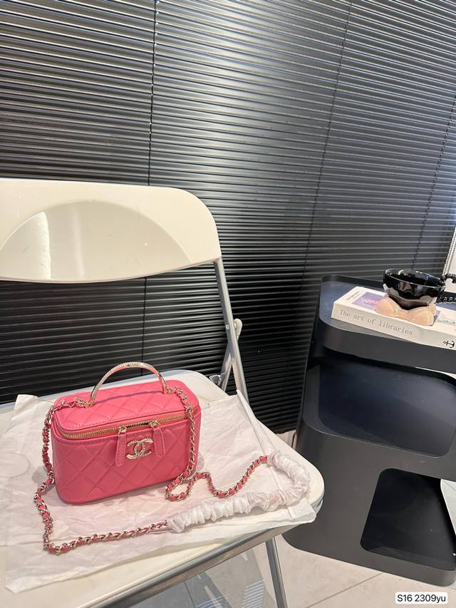 配折叠盒子 香奈儿化妆包 Chanel 香奈儿时时刻刻展现最美的你。可单肩,斜挎,尽显女人优雅气质 是一款超级百搭的休闲链条包 尺寸 :17 10 货号2309 配折叠盒子 香奈儿化妆包 Chanel 香奈儿时时刻刻展现最美的你。可单肩,斜挎,尽显女人优雅气质 是一款超级百搭的休闲链条包 尺寸 :17 10 货号2309