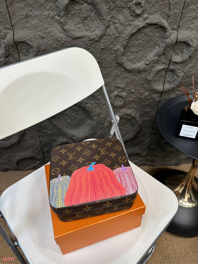 配礼盒 Lv方形礼盒收纳盒、可做首饰盒 糖果盒、珠宝首饰的归宿,这只不只是老花盒子、还有彩绘拼色! 你是否厌倦了那些千篇一律的珠宝盒?想要为你的珠宝找一个既独特 配礼盒 Lv方形礼盒收纳盒、可做首饰盒 糖果盒、珠宝首饰的归宿,这只不只是老花盒子、还有彩绘拼色! 你是否厌倦了那些千篇一律的珠宝盒?想要为你的珠宝找一个既独特