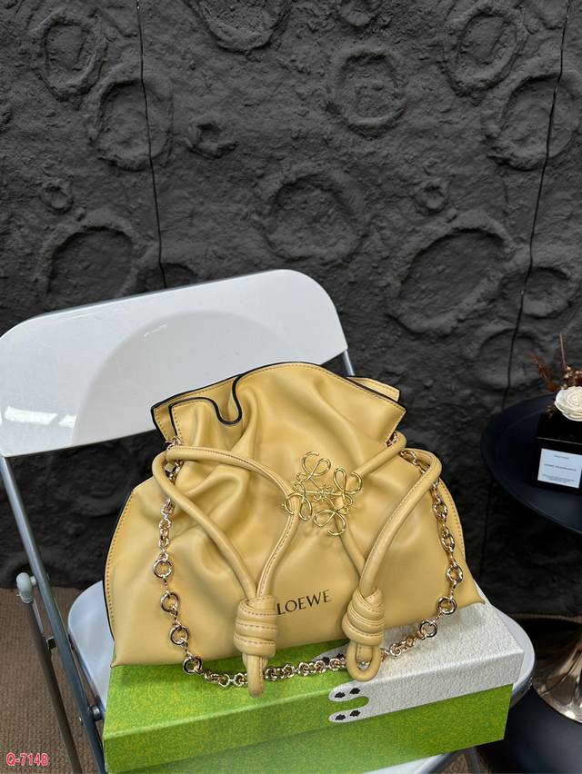 配礼盒 Loewe罗意威新款福袋链条斜挎包 这只 Loewe简直是包包届的天花板了极简的颜色和甜甜圈链条太配了不管看多久都会心动的一只给你不一样的loewe福袋