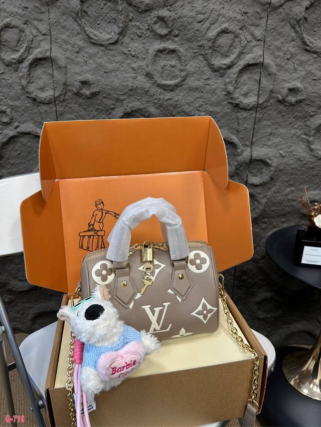 免税店全套包装 Lv Louisvuitton 路易威登 Speedy 枕头包配玩偶挂件 2024 Lv 新款 Speedy有意思的lv Diy 枕头包快来 D 免税店全套包装 Lv Louisvuitton 路易威登 Speedy 枕头包配玩偶挂件 2024 Lv 新款 Speedy有意思的lv Diy 枕头包快来 D