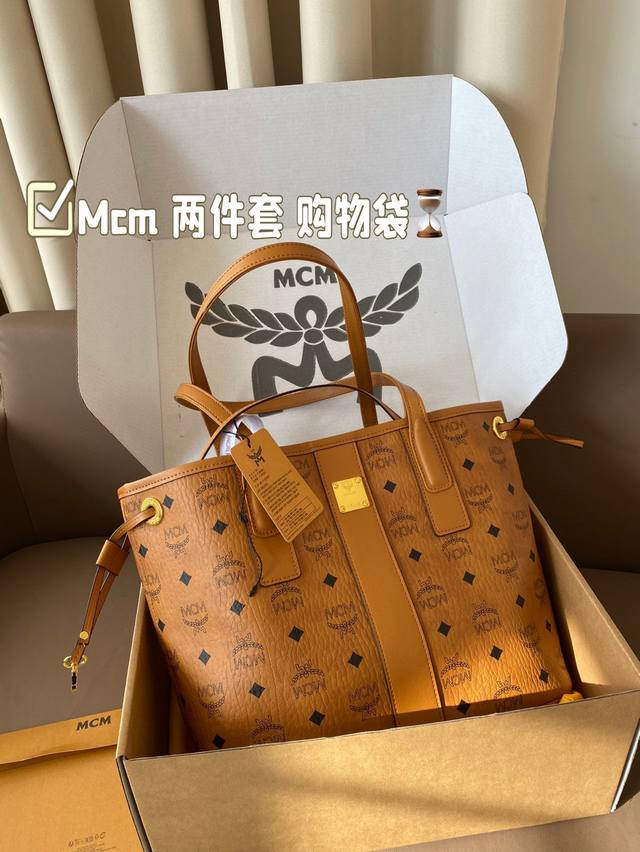 尺寸29*25Cm Mcm购物袋 两件套高端货包中包。小包可以单被 内容超大 物超所值。妈咪购物袋 特别实用的一款原版五金logo 尺寸29*25Cm Mcm购物袋 两件套高端货包中包。小包可以单被 内容超大 物超所值。妈咪购物袋 特别实用的一款原版五金logo