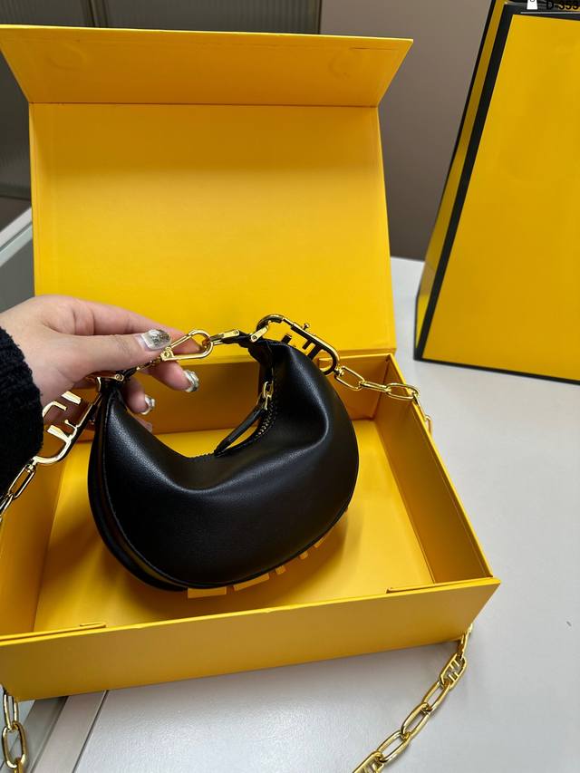 芬迪手腕包 底部的logo 金属设计 真的是太爱了 高级高满满 又不乏味！ D-353尺寸16×10折叠盒