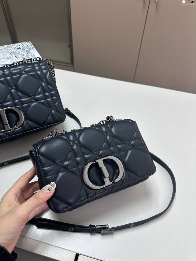 小 迪奥 Caro绝美链条 真的是太美了 好lady风dior 小巧轻便 爱了爱了！ T-31尺寸20×12 26×15折叠盒