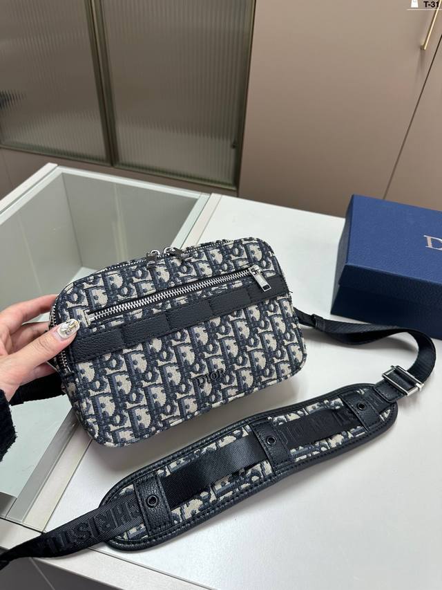 迪奥dior Safari相机包 百搭到没朋友 就是酷 时尚感超强 辦识度很高 方方正正很能装 T-31尺寸22×15配盒