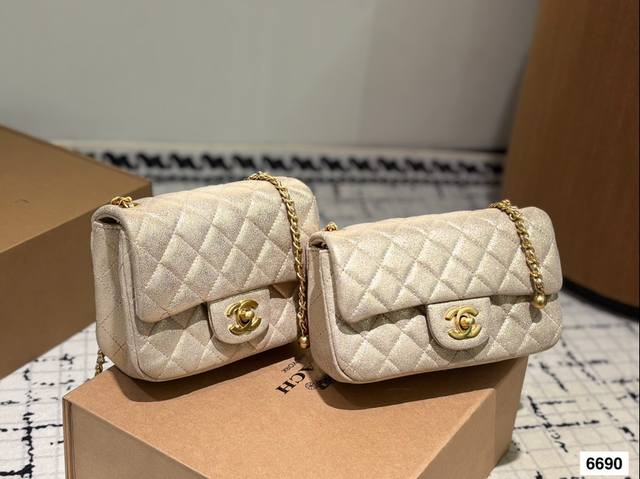 纯皮 香奈儿金球方胖子 女人总是被这种小细节拿捏一 可以斜挎单肩流浪背 精致可爱 又有点leboy的休闲随性 链条任意调 巨百搭 注定是一只越用越爱 的包包 尺