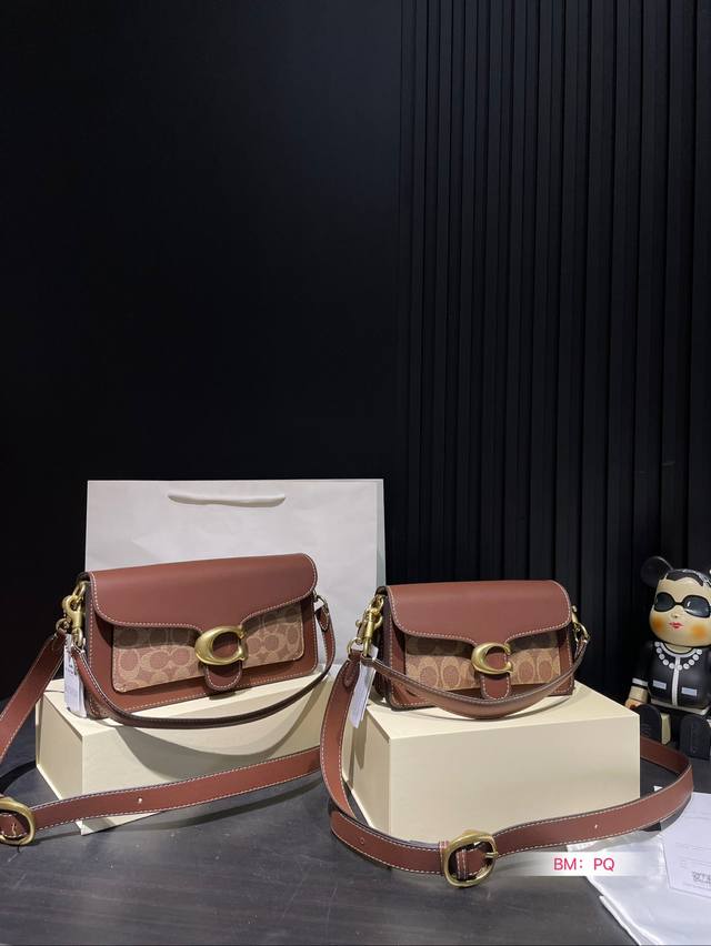 小号 大号 配折叠礼盒 新tabby 三层酒神包 Coach 家酒神包tabby手提包单肩斜挎包。让小姐姐第一眼看到就会爱上它。被誉为平价版小酒神包的蔻驰tab