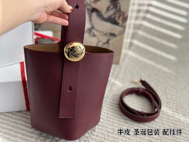 配盒 配挂件 Size：16*19Cm 小号 Loewe新款来喽 Loewe Pebble空间超大，皮质超好！ 可调节肩带长度 适合多种携带方式！高级精致 真的