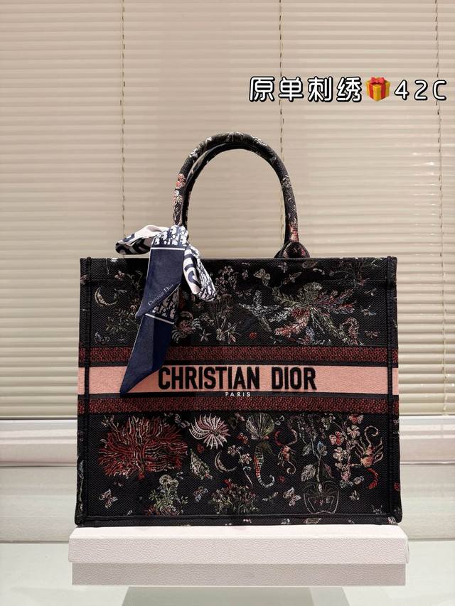 原单刺绣 Dior 提花 托特包 配内胆 Dior Book Tote今年最喜欢的一款购物袋 Tote我用的次数最多的包,因为容量超级大,不管什么东西都向里面放 原单刺绣 Dior 提花 托特包 配内胆 Dior Book Tote今年最喜欢的一款购物袋 Tote我用的次数最多的包,因为容量超级大,不管什么东西都向里面放
