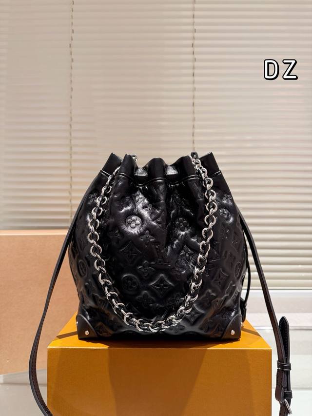 Lv水桶包 新品 压纹腋下斜挎 超百搭 超大容量 推荐 配礼盒 尺寸22.27 Lv水桶包 新品 压纹腋下斜挎 超百搭 超大容量 推荐 配礼盒 尺寸22.27