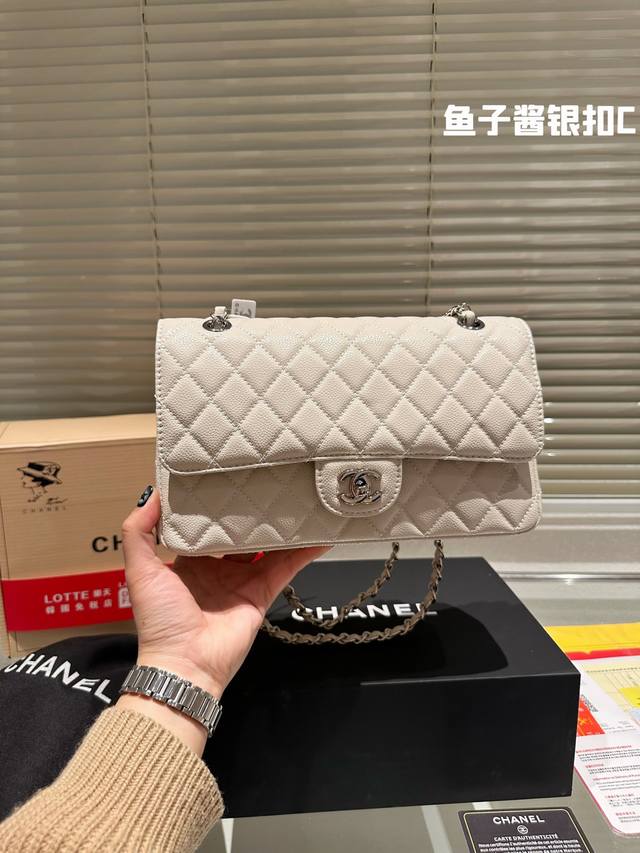 原单品质 “复刻版 Chanel 26Cm Cf ” Chanel礼盒专柜包装 无疑是个美胚子简直就是狙击小仙女们心脏的利器珍珠女孩的优雅与温柔就像珍珠本身的特