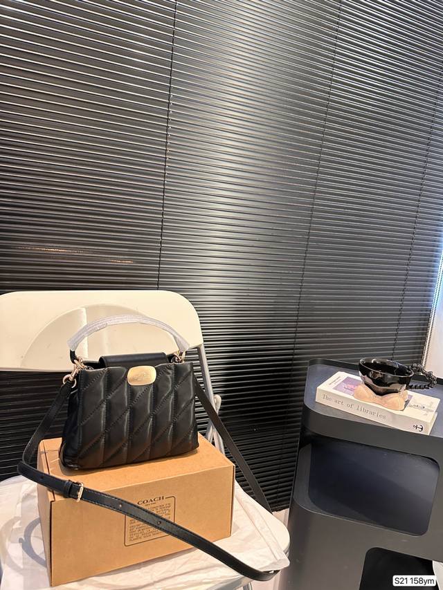 配盒子 蔻驰coach 上新,这回又沦陷了 蔻驰设计师这得多能耐款式慵懒风十足 被hadley肩包和菜篮子拿捏了尺寸:21 15 货号158Ym 配盒子 蔻驰coach 上新,这回又沦陷了 蔻驰设计师这得多能耐款式慵懒风十足 被hadley肩包和菜篮子拿捏了尺寸:21 15 货号158Ym