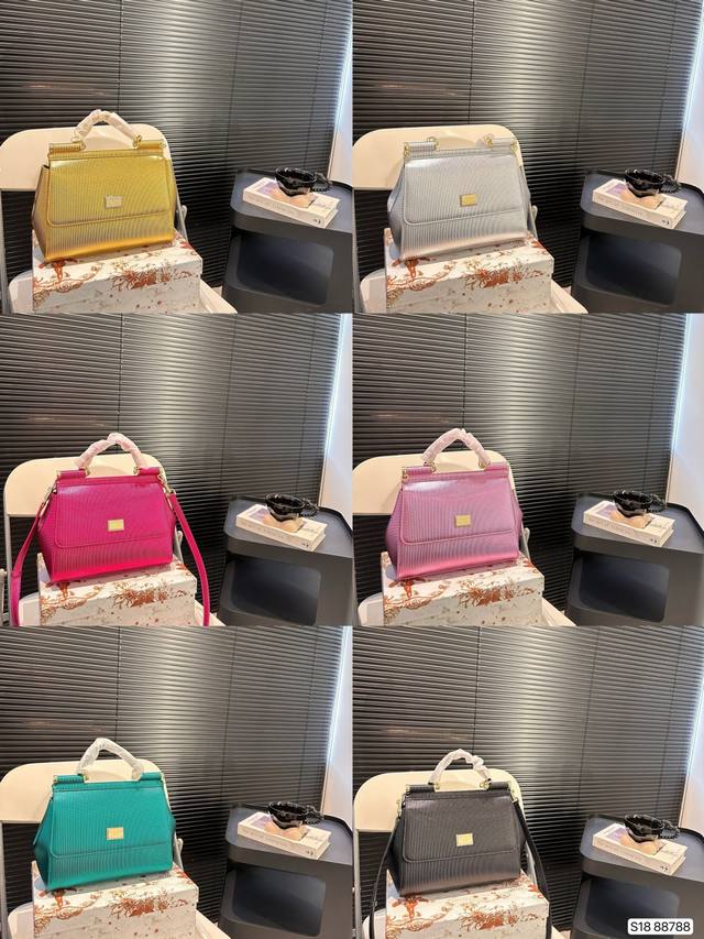 配盒子 Dg 杜嘉班纳 新款 手提 单肩 斜挎款 官网最新包 喜欢的不得了 特别有腔调 颜值无敌高 复古 优雅 奢华 大气 想到一切美好的词都想给它 一定要入的 配盒子 Dg 杜嘉班纳 新款 手提 单肩 斜挎款 官网最新包 喜欢的不得了 特别有腔调 颜值无敌高 复古 优雅 奢华 大气 想到一切美好的词都想给它 一定要入的