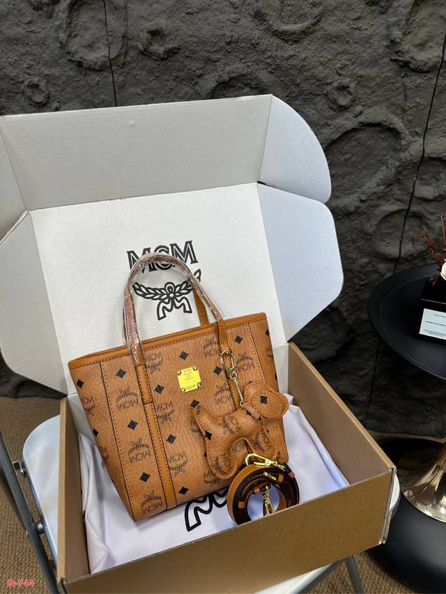 配礼盒 Mcm小号菜篮子 新款 购物袋见过很多，简单大方，不得不说真的是超级惊艳，特别百搭，上身效果超好，感觉会精致优雅了好几个档次 简约时尚！ 尺寸25.19