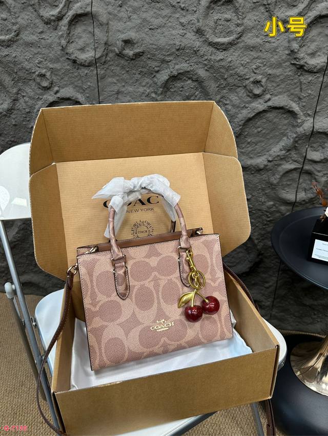 小号 配礼盒 蔻驰12月新品 Maggie Small Tote 这款包包真的好精致 适合职场女性通勤穿搭 满满高级感！ 最重要的是有拉链封口！不怕东西掉出来啦