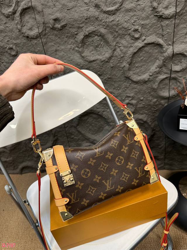 配折叠盒 尺寸24.16Cm Lv23 王炸新款包 谷爱凌走秀小软箱 今天必须给大家狠狠安利lv 23 的这款王炸新款包 Trunk 谷爱凌走秀小软箱！ 颜值超