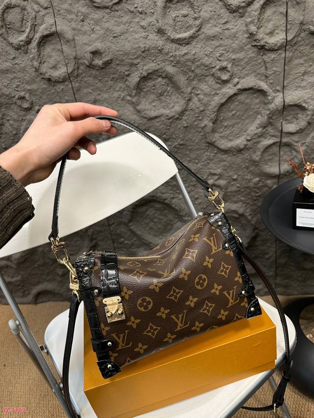 配折叠盒 尺寸24.16Cm Lv23 王炸新款包 谷爱凌走秀小软箱 今天必须给大家狠狠安利lv 23 的这款王炸新款包 Trunk 谷爱凌走秀小软箱！ 颜值超