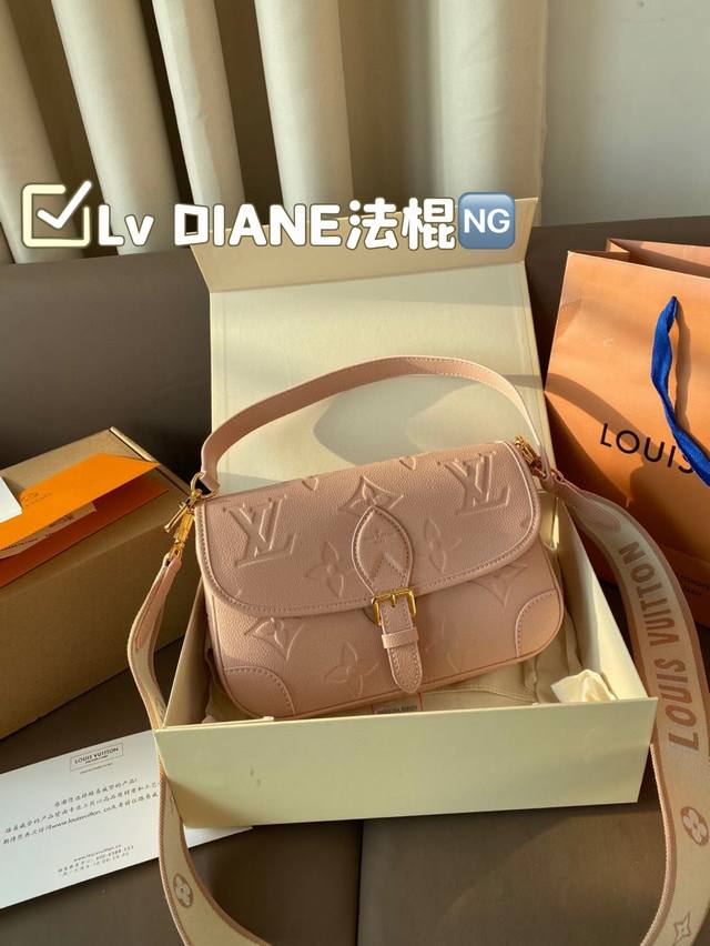 刚五金 变码芯片 Lv 新品 Diane法棍 配有一根皮肩带 可腋下背 一根彩带肩带 可肩背斜跨 容量日常足够用 尺寸25*16 刚五金 变码芯片 Lv 新品 Diane法棍 配有一根皮肩带 可腋下背 一根彩带肩带 可肩背斜跨 容量日常足够用 尺寸25*16